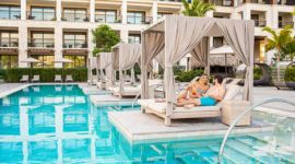 Couple sirotant un cocktail dans la piscine