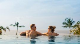 Couple profitant de la vue lors de leur lune de miel à Punta Cana