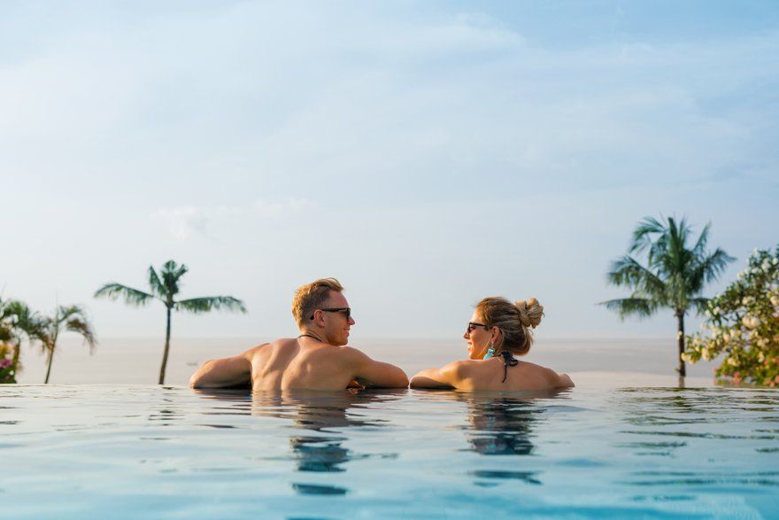 Pareja disfrutando de las vistas en su luna de miel en Punta Cana