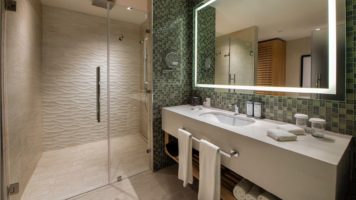 Baño con ducha  en resort Lopesan Costa Bávaro en Punta Cana