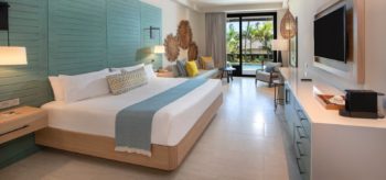 Habitación doble con cama de matrimonio en resort Lopesan Costa Bávaro en Punta Cana
