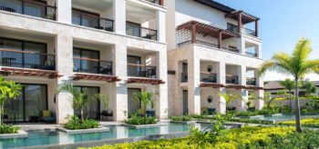 Vista de las terrazas desde fuera en resort Lopesan Costa Bávaro en Punta Cana