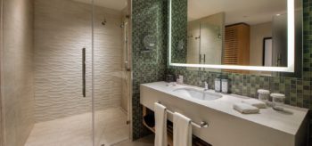 Baño con ducha  en resort Lopesan Costa Bávaro en Punta Cana