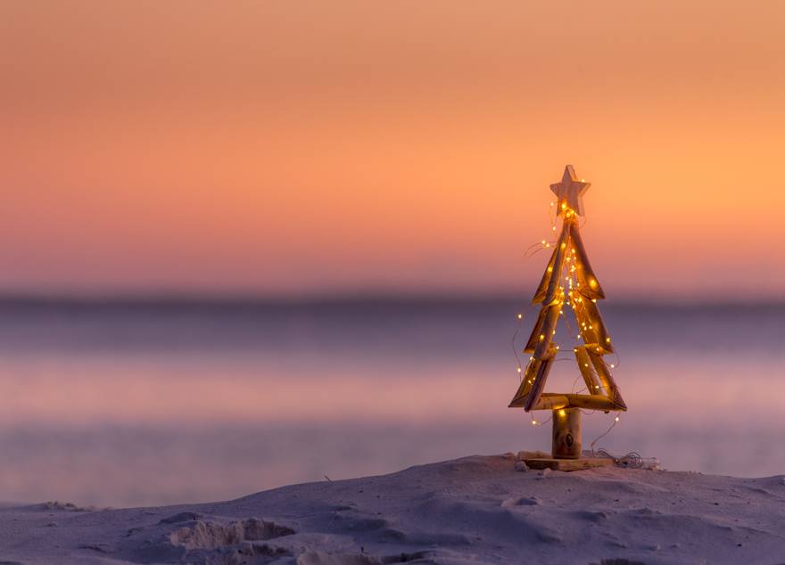 Árbol de Navidad en la playa