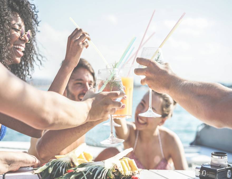 fête entre amis dans les caraïbes