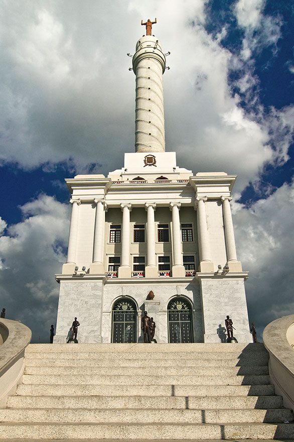 Le monument Santiago de los Caballeros au parc Duarte.