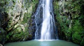 Wasserfall, der über den Berg in Aguas Blancas, Konstanz fällt