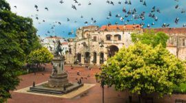 Palomas revoloteando en Ciudad Colonial, en Santo Domingo
