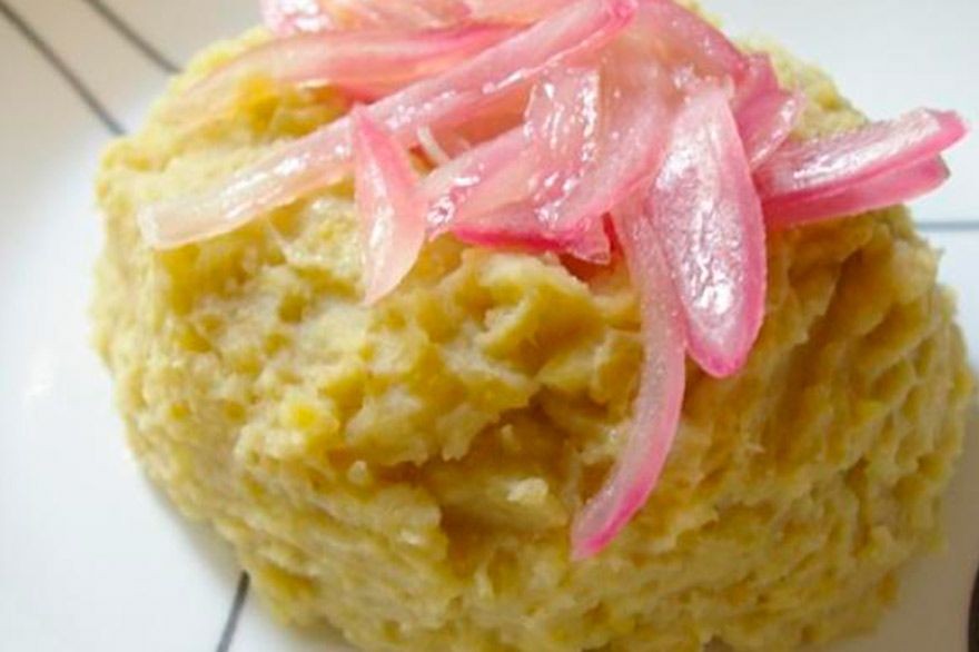 Plato de Mangú con cebolla roja encima