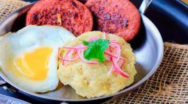 plat Mangu avec œufs oignons et plus