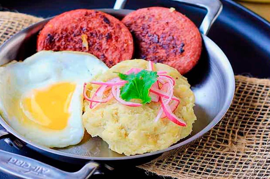 Plato de mangú, con huevos, cebolla y más.