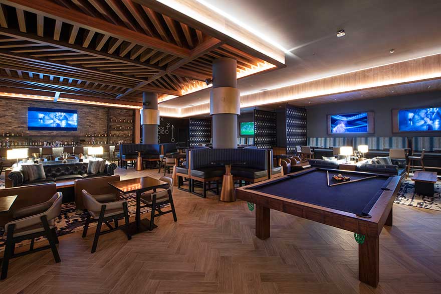 Sport Bar a Punta Cana avec table de billard et fauteuils