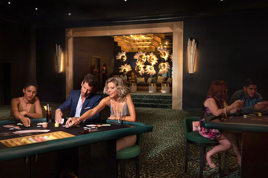 Fünf Personen spielen in einem Kasino