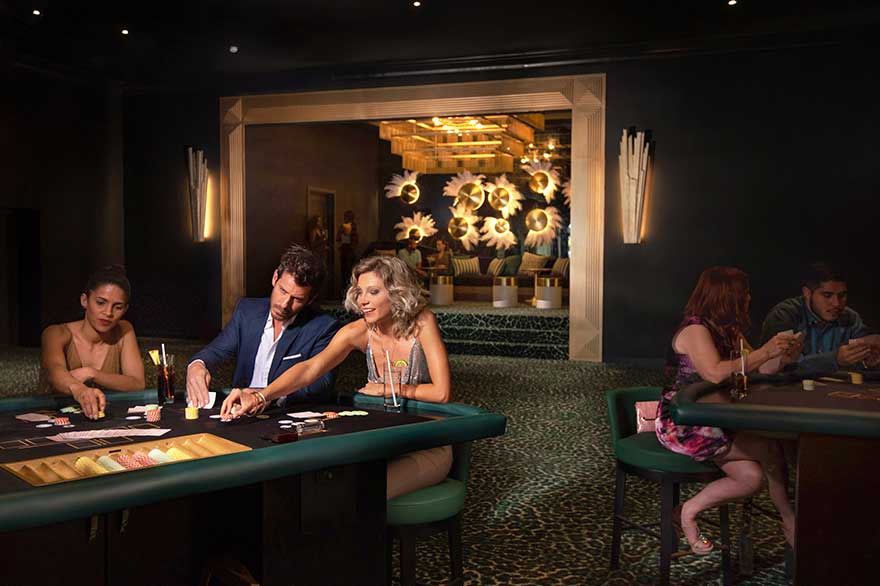Fünf Personen spielen in einem Casino