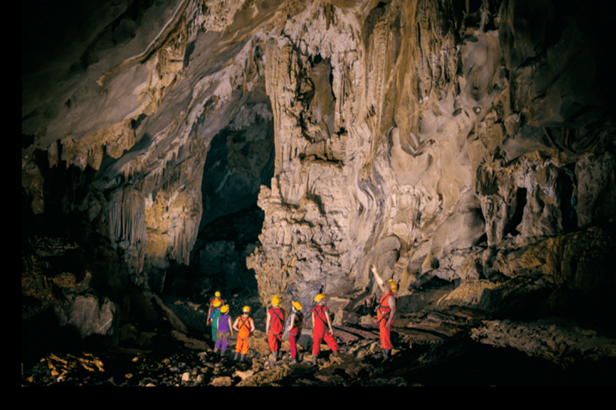 sept personnes a l’intérieur d’une grotte regardant autour d’eux