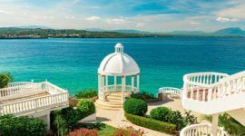 Mirador con vistas al mar rodeado de un jardín en Puerto Plata