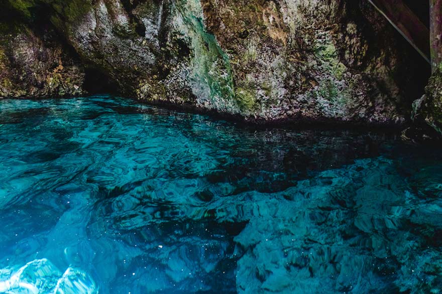 Agua-cristalina-en-hoyo-azul,-en-república-Dominicana