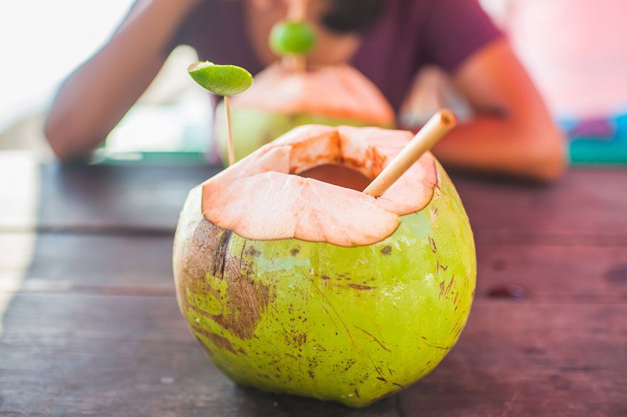 Boisson à la noix de coco avec paille en bambou Boisson à la noix de coco avec paille en bambou