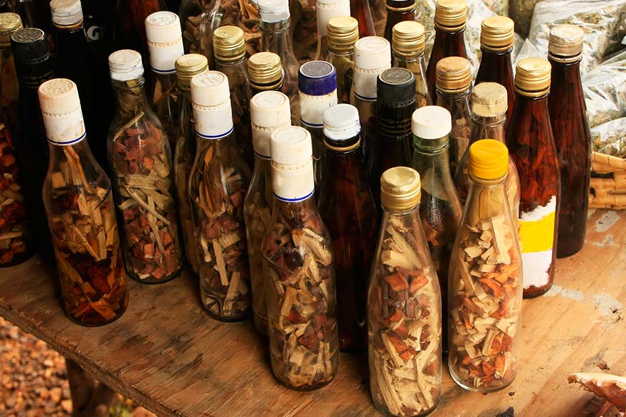 Botellas-de-mabí-puestas-en-una-mesa-de-madera