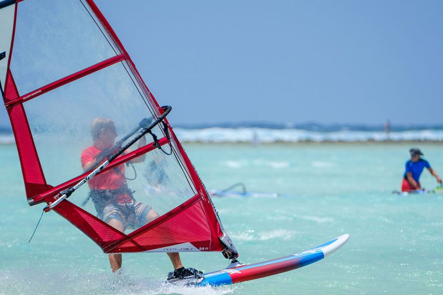 Dos-personas-haciendo-windsurf-en-la-playa