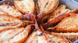 Langosta-a-la-parrilla-servida-en-un-plato