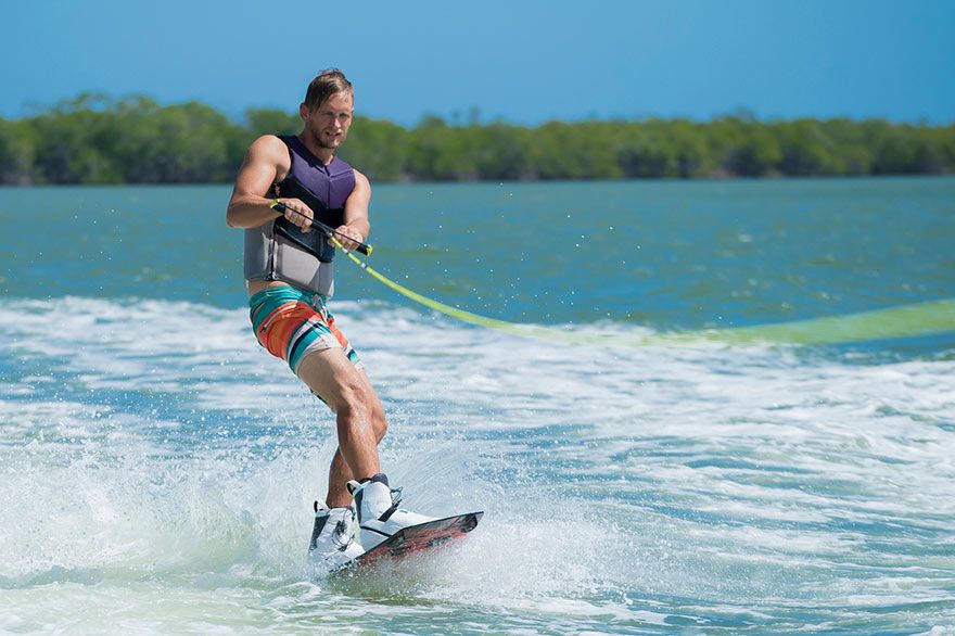 Persona-haciendo-esquí-acuático-en-Punta-Cana