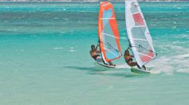 Personas-haciendo-windsurf-en-republica-dominicana