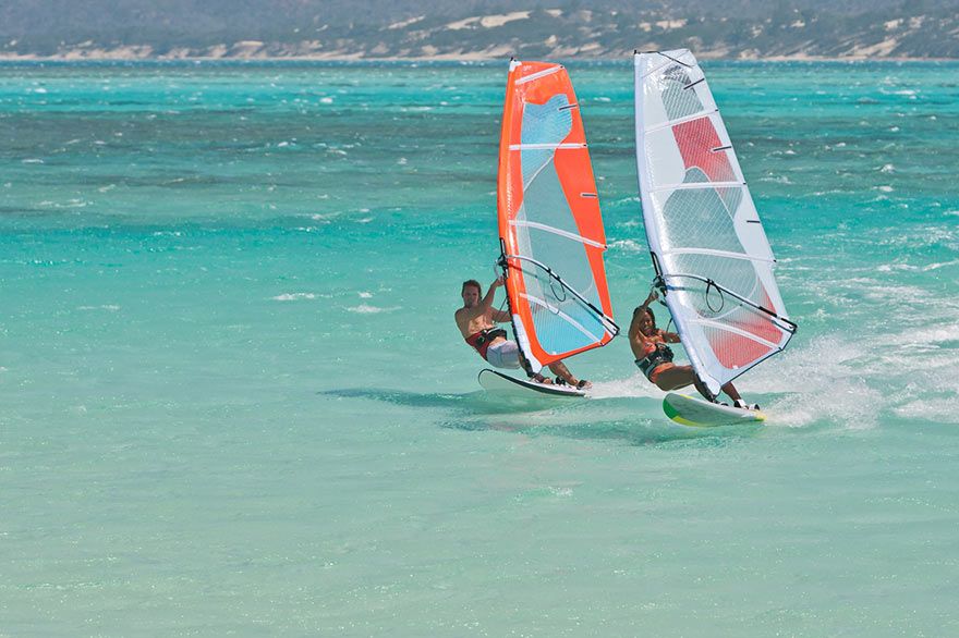 Personas-haciendo-windsurf-en-republica-dominicana