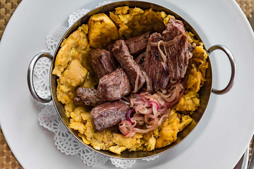 Plato-de-mofongo-servido-en-una-sartén