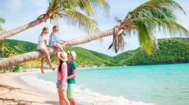 Famille profitant de leurs vacances sur une plage de République dominicaine