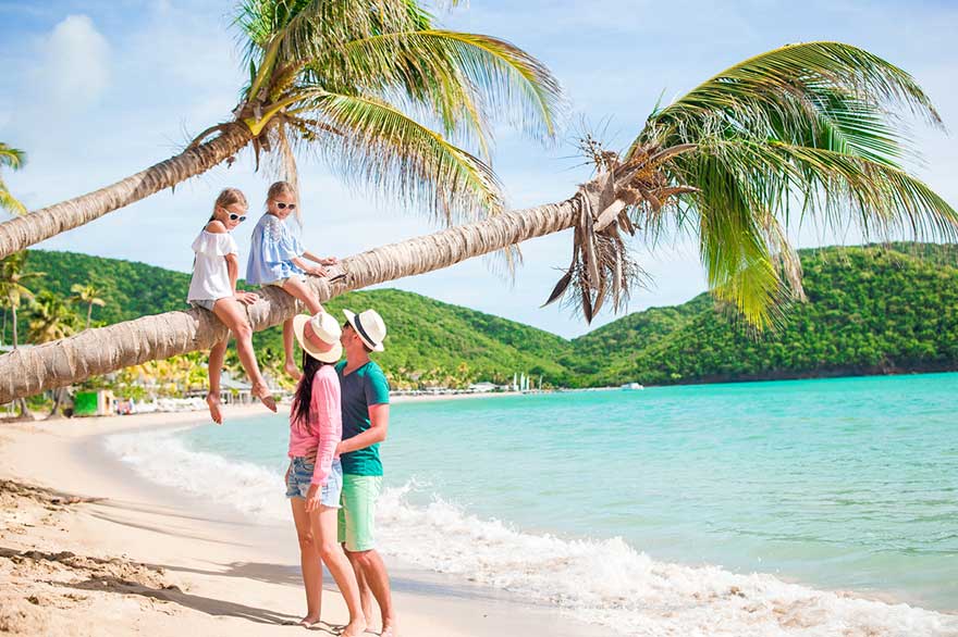 Familia disfrutando de sus vacaciones en una playa de la República Dominicana