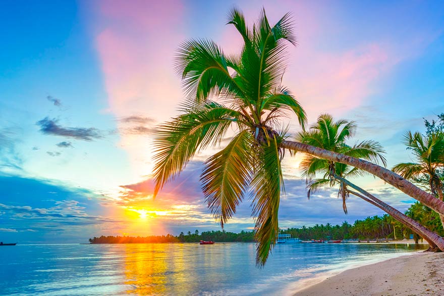 Blick auf den Sonnenuntergang von einem Strand in der Dominikanischen Republik