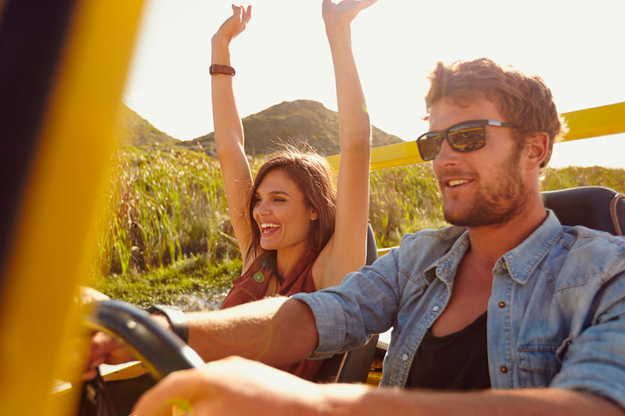 Paar genießt eine ATV-Fahrt