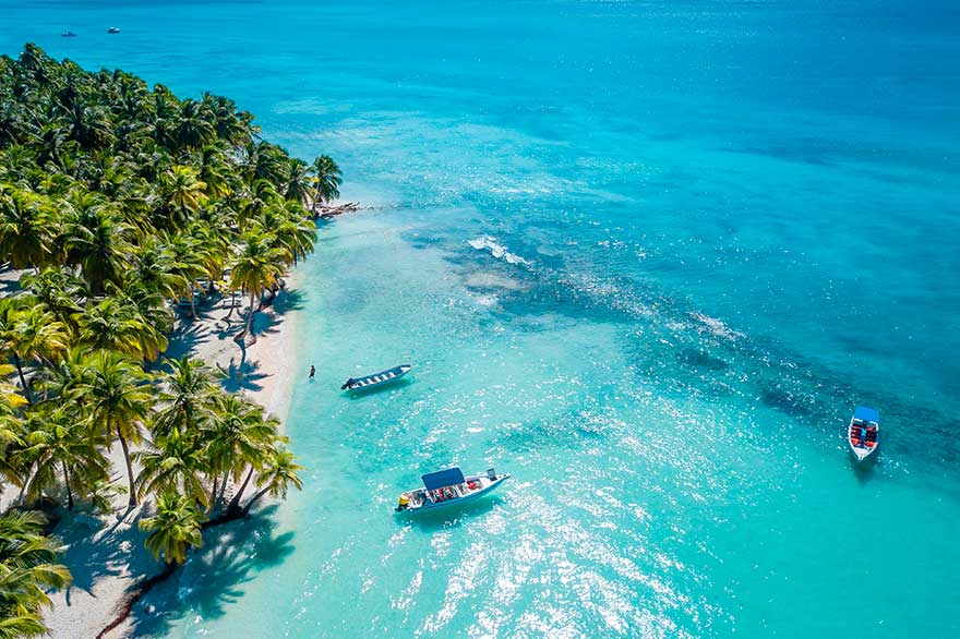 Isla Saona : vue aérienne des eaux cristallines de ses plages - République Dominicaine