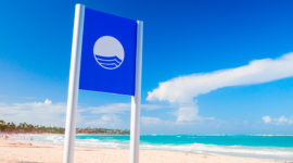 Blaue Flagge in Playa Bávaro, ein Abzeichen für Umweltschutz - Dominikanische Republik