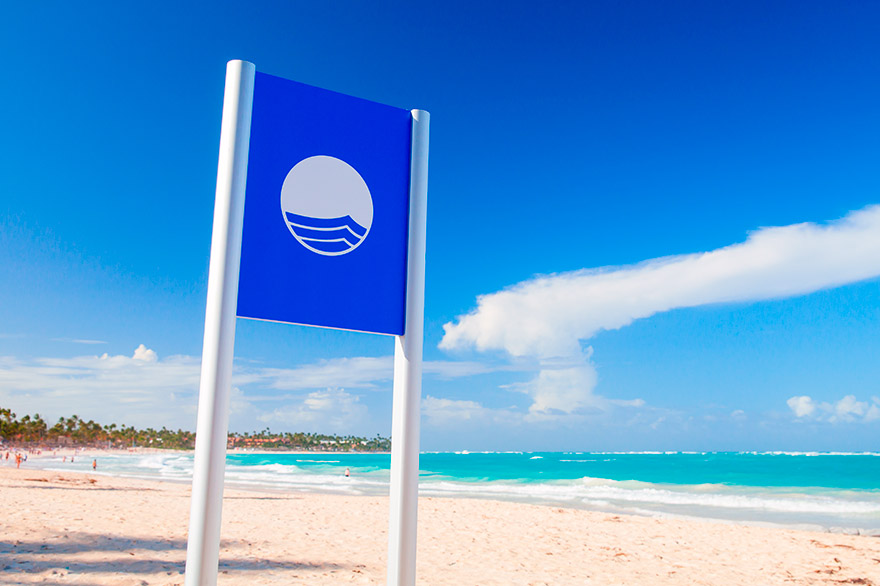 Blaue Flagge in Playa Bávaro, ein Abzeichen für Umweltschutz - Dominikanische Republik