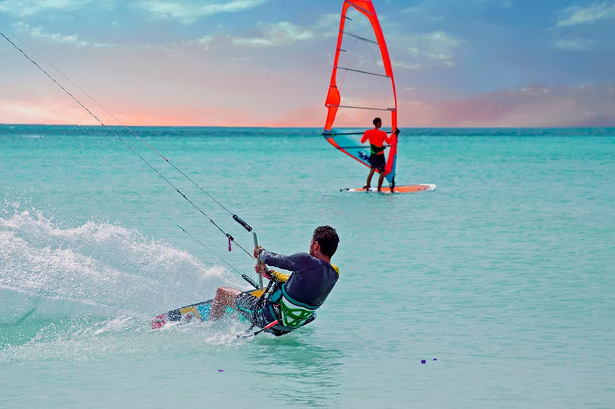 Vent et eaux cristallines pour pratiquer des sports nautiques à Punta Cana, République dominicaine